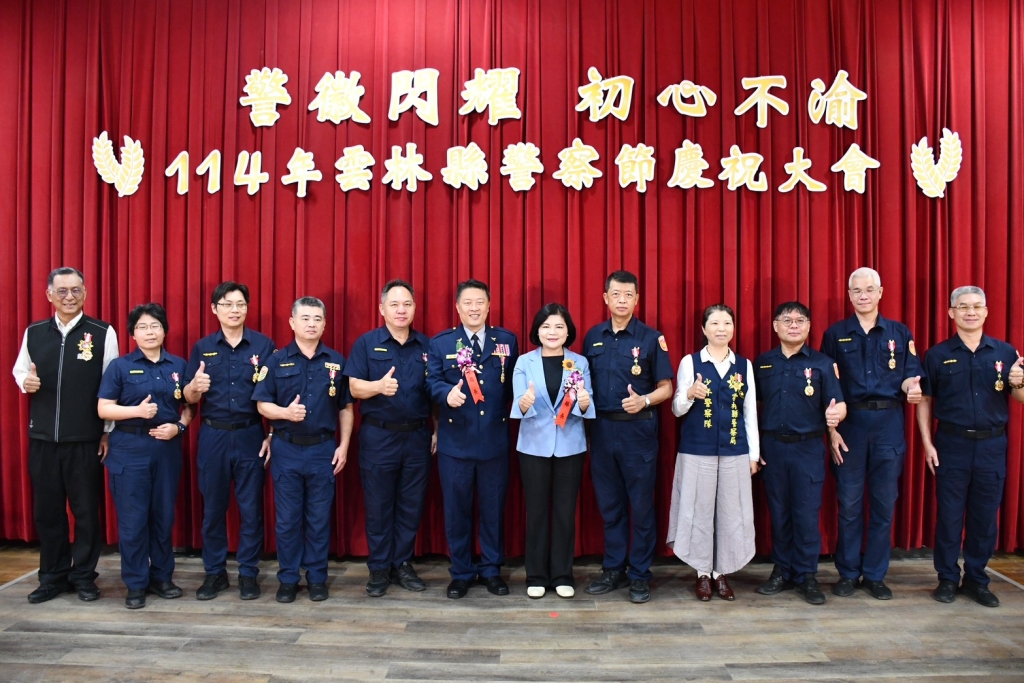 縣長、局長與受獎同仁合照