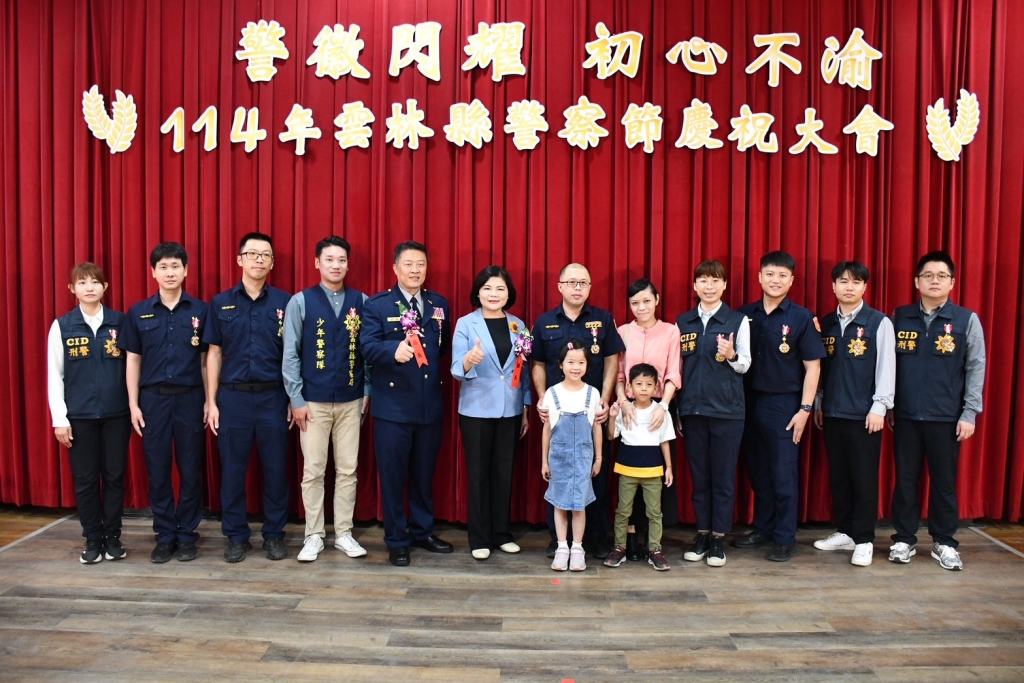 縣長、局長與得獎同仁及家屬合照
