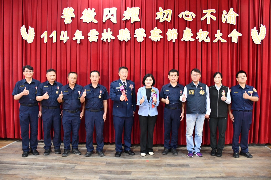 縣長、局長與得獎同仁合照