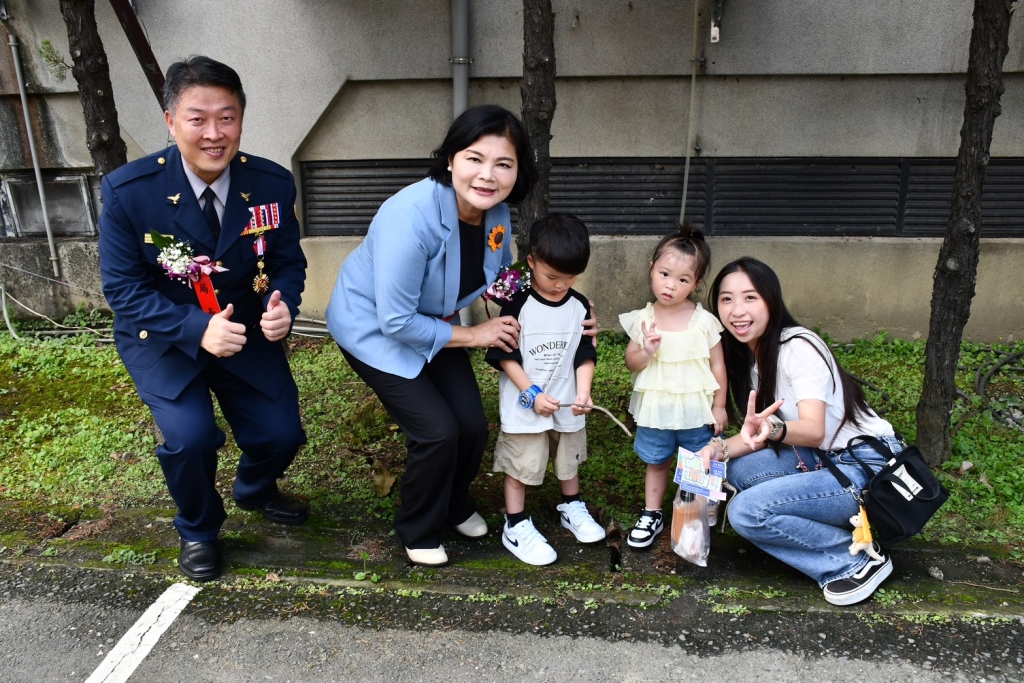 縣長與局長和親子們合照
