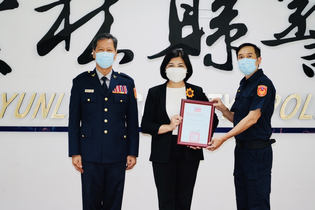 頒獎10年警察獎章-受獎代表斗六分局警員劉少華