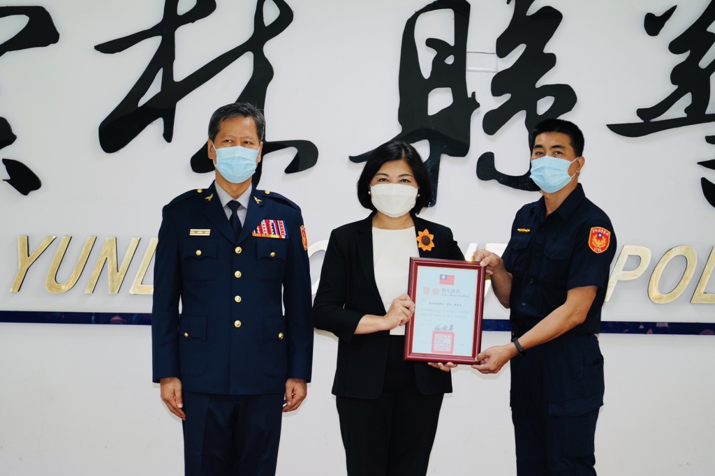 頒獎20年以上警察獎章受獎代表保安隊警員廖俊宇